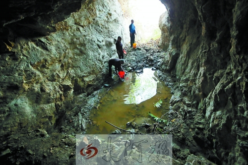 村民說(shuō)以前這里的水很深，現(xiàn)在也就剩這么一點(diǎn)兒了。