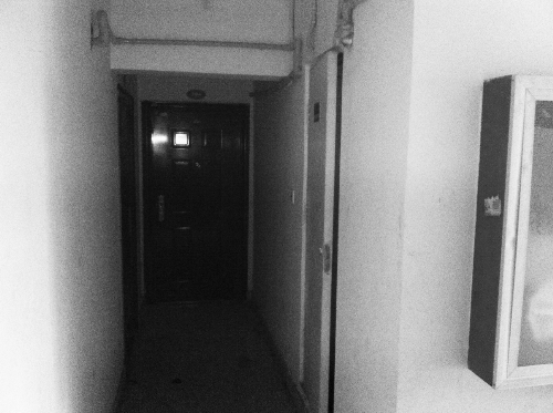 被砸網(wǎng)吧在鄭州安徐莊公館小區(qū)的一棟居民樓里，昨天，網(wǎng)吧已關(guān)門。