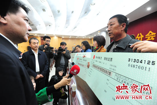 最高人民法院執(zhí)行局局長劉貴祥、河南省高級人民法院院長張立勇親手為申請執(zhí)行人員發(fā)放執(zhí)行款