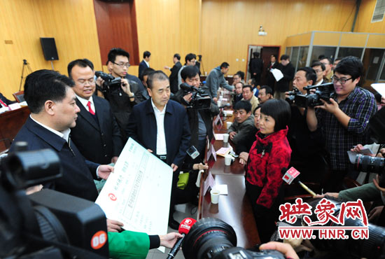 最高人民法院執(zhí)行局局長劉貴祥、河南省高級人民法院院長張立勇親手為申請執(zhí)行人員發(fā)放執(zhí)行款