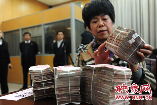 當(dāng)天共發(fā)放執(zhí)行款4110萬元。其中，支票4018萬元，現(xiàn)金92萬元。