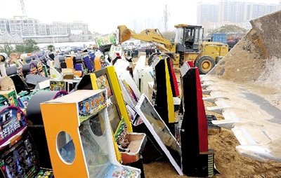 昨日16時(shí)，在鄭州市公安局治安支隊(duì)院內(nèi)，省會(huì)警方集中銷毀了“雷霆”行動(dòng)中查獲的賭博機(jī)等涉賭物品