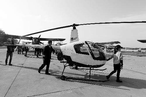 選拔賽現(xiàn)場，選手們正入場表演 記者 鄧萬里/攝