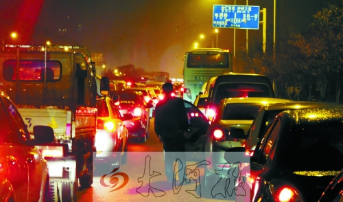 上周五晚上7點(diǎn)多,東風(fēng)東路車輛擁堵,一個多小時只能前行100米。