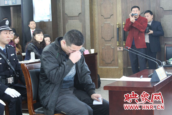 庭審現(xiàn)場，被告人常樹民哽咽著宣讀手中的悔恨書。