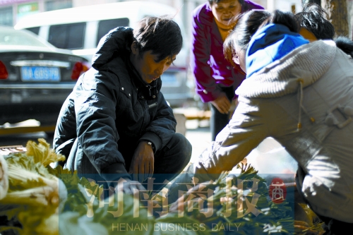 附近的市民得知了他的遭遇，紛紛前來買菜