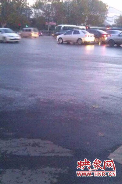 中原路與嵩山路交匯處路面因灑水結(jié)冰。（圖片來自網(wǎng)絡）