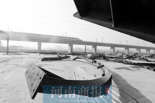 　鐵路兩側(cè)，不少建筑物已經(jīng)被拆除