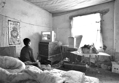 11月21日，武文英小兒子中午放學(xué)回家坐在床上看電視，母親進(jìn)看守所之后，小兒子變得沉默寡言。