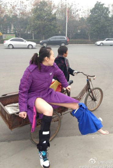 楊婕與朱婷相撞受傷下場-街頭大媽三輪送賓館。