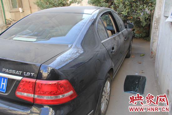 12月12日，鄭州金水區(qū)一小區(qū)汽車車窗被撬