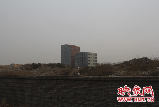 一墻之隔，但內(nèi)外環(huán)境卻截然不同