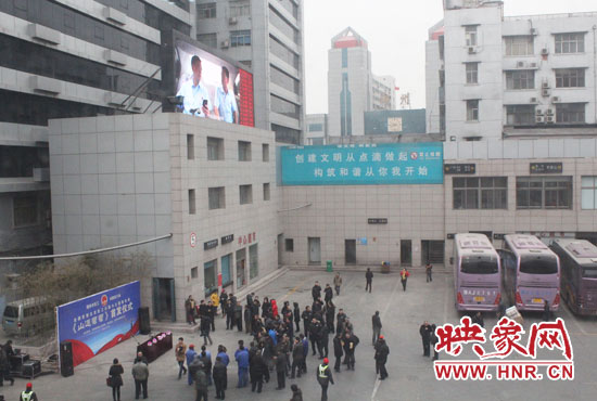 大巴車內(nèi)均在播放著這部以農(nóng)民工討薪為題材的微電影。