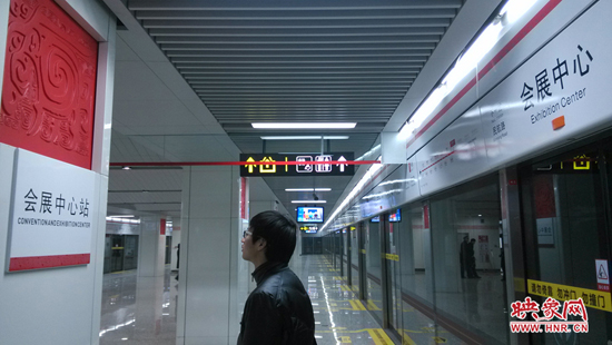 會展中心站，兩塊牌子的站點名稱英文翻譯也不相同