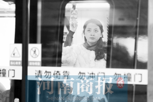 首個上班高峰，地鐵乘客以年輕的上班族為主