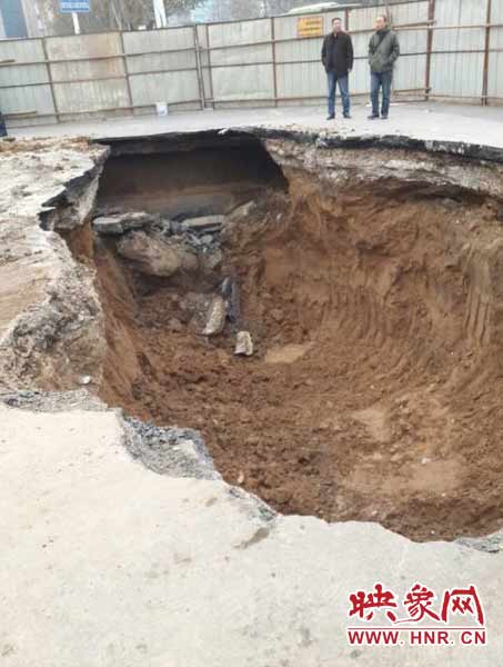 鄭州地鐵站附近路面塌陷 鄭州地鐵站附近路面塌陷