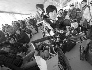 由于媽媽生病，盧文成只得中途放棄騎行改乘火車趕回老家。