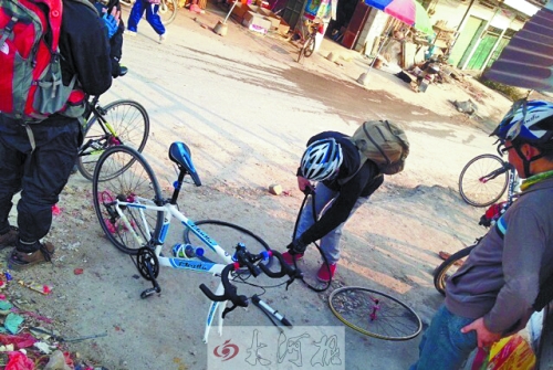 運(yùn)氣不好，十分鐘被扎了兩次胎，只能自己修車。