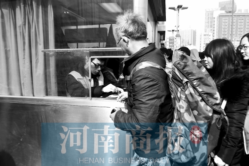 趙俊方在鄭州火車站進(jìn)站，準(zhǔn)備前往甘肅災(zāi)區(qū)和災(zāi)民一起過春節(jié)。記者 唐韜/攝