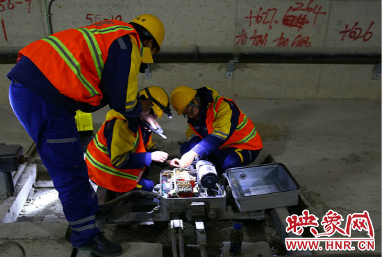 鄭州地鐵設(shè)備部各工種的同事們每晚在夜深人靜時的隧道里堅守著自己的崗位。