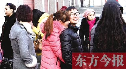 在鄭州市二七區(qū)婚姻登記處，新人們在門外排長隊