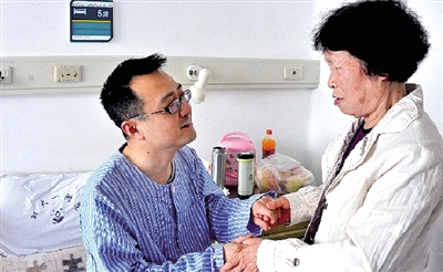 “媽媽,謝謝您的支持!”耿斌拉著媽媽的手。