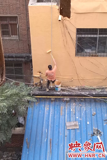 在13年11月多家媒體該酒店加蓋事件后，該酒店派人將樓層加蓋處統(tǒng)一刷上黃漆(附近小區(qū)居民提供)