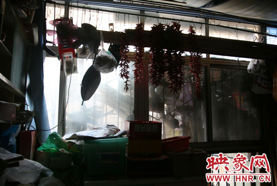 受影響的住戶將自己的窗戶遮擋起來，以防被加蓋樓層住戶看到自家