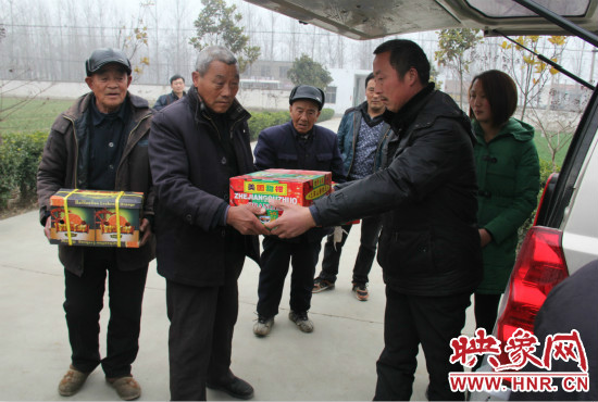 鄭春光的父親鄭慶兵和女兒鄭元元帶著他未完成的夢想來到了鄭集鄉(xiāng)敬老院，看望慰問居住在這里的五保老人。