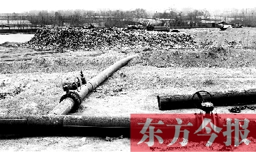 鄭州首座垃圾沼氣電廠并網(wǎng)發(fā)電，集氣管一端連接垃圾山深處，一端連接電廠集氣裝置