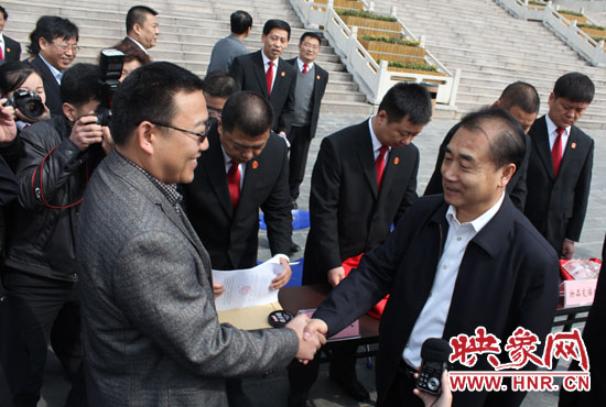 在新密市法院，省高院院長(zhǎng)張立勇為拍得轎車的陳先生發(fā)放車鑰匙。
