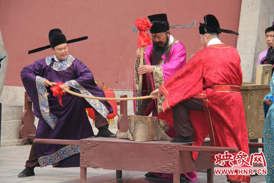 開封府尹包拯清明“頒新火” 預(yù)示一年新希望 開封府尹包拯清明“頒新火” 預(yù)示一年新希望