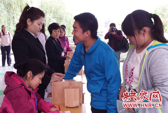 考生本人抽簽決定座號(hào)。