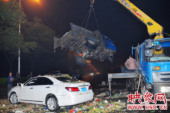 1點40許，兩輛車先后被吊起并拖離現(xiàn)場，停車場的幾位員工將路面清掃干凈，隨后該路段恢復通行。