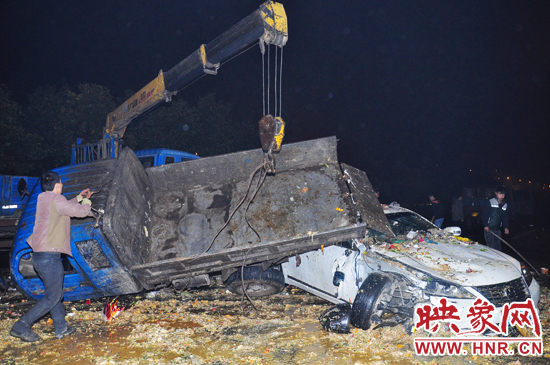 滿滿的一車泔水和垃圾傾瀉而下，鋪撒在路面和凌志車上，數(shù)十米遠都能聞到泔水的惡臭。