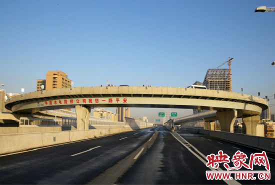 右側(cè)車道為北三環(huán)快速路文化路出口輔道。