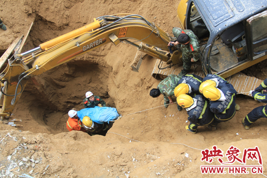 14點(diǎn)10分，經(jīng)過4個多小時的救援，消防官兵發(fā)現(xiàn)被埋男子，現(xiàn)在正從6米多深的塔吊塌方處抬出。