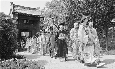 5月1日,大型實(shí)景劇《慈禧駕臨康百萬莊園》將在鞏義康百萬莊園首演。