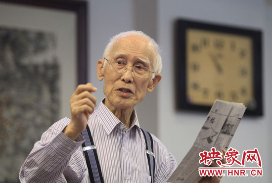 余光中現(xiàn)場朗誦新詩《招魂》。