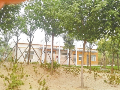 南三環(huán)上的一處公廁掩映在綠樹間，也鎖著門