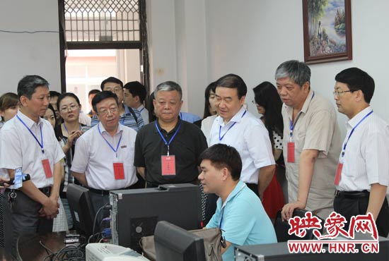 在評(píng)卷質(zhì)檢組,工作人員介紹說(shuō),今年有四級(jí)質(zhì)檢(即小組質(zhì)檢、題組質(zhì)檢、學(xué)科質(zhì)檢、省質(zhì)檢),確保嚴(yán)把質(zhì)量