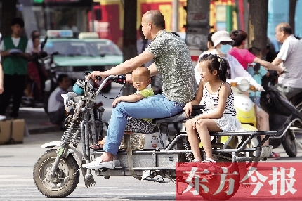 這樣帶著孩子，一個(gè)剎車(chē)，孩子就有可能摔下車(chē)