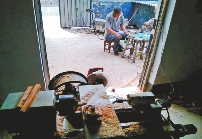 前邊是加工珠子的小車(chē)床,后邊正在拋光珠子。