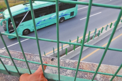 事發(fā)現(xiàn)場的橋梁護(hù)欄上,還留有疑似肇事瀝青塊的碎片。