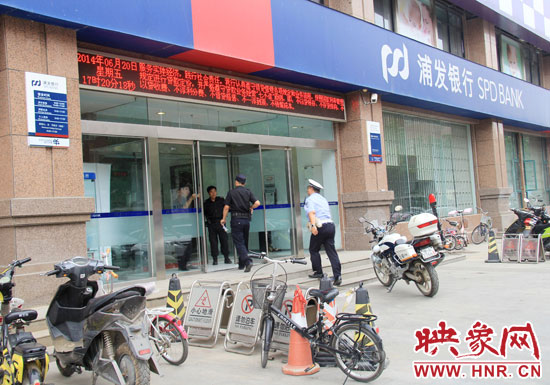 民警趕到現(xiàn)場了解情況。