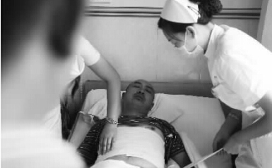 昨天，鄭州市第一人民醫(yī)院，被打傷的鄭州管城區(qū)執(zhí)法隊員唐建偉在接受治療。