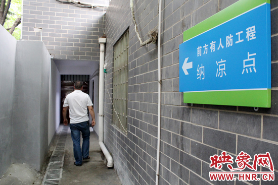 在每一處納涼點(diǎn)均有醒目標(biāo)志，市民可就近前往。