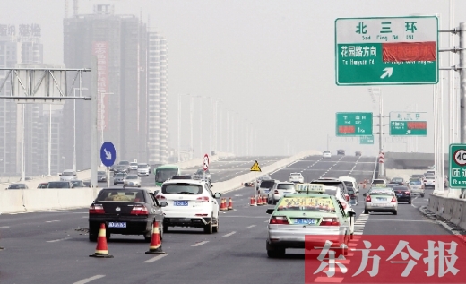 昨日，鄭州市北三環(huán)高架橋上，指向國基路方向的指示路牌還用紅布擋著