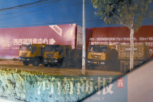 昨夜，記者發(fā)現(xiàn)一些工地外，渣土車們正在“休息”記者 鄧萬里/攝