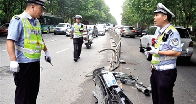 帶著車牌的車前臉留在了現(xiàn)場。